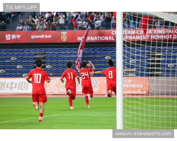 足球球星亲笔签名卡片现场展示引发球迷热烈围观瞬间