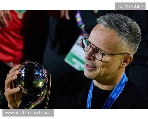 足球球星另类出场风格走姿引发热议挑战传统体育形象的男足新潮流